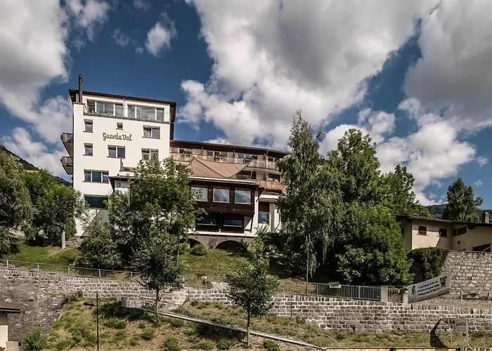 Engadiner Boutique-hotel Guardaval Скуоль